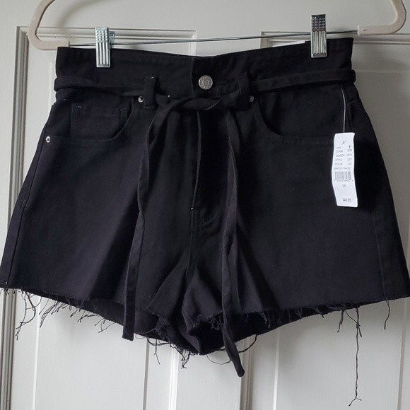 NWT PACSUN BLACK MOM JEAN DENIM SHORTS TIE BELT HIGH WAIST FRAYED BOTTOM SIZE 26 - Picture 1 of 9